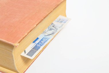 Beyaz izole bir kitapta Brezilya Reali
