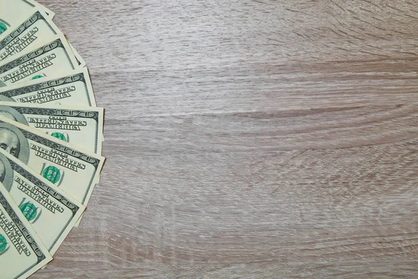 Masanın üzerinde izole dolar bir sürü — Stok fotoğraf