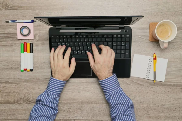 Erkek el çalışma üstünde laptop ofisinde kahve içiyor gibi