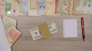 Dolar onun Ofis Masası, onun etrafında dünya para sayma bankacı