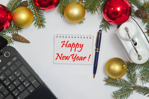 Metinle Happy New Year, laptop, dekorasyon ve eski saat, beyaz arka plan ile defter sayfası