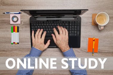Erkek el dizüstü bilgisayarda yazarak mesaj Online çalışma