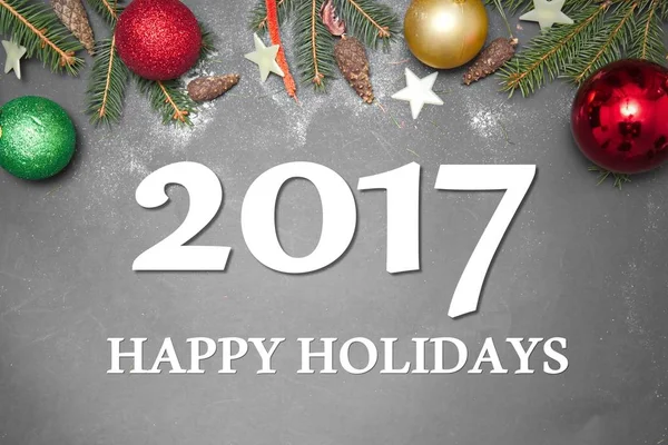 Decoración de Navidad con texto HAPPY HOLIDAYS 2017 sobre fondo gris — Foto de Stock
