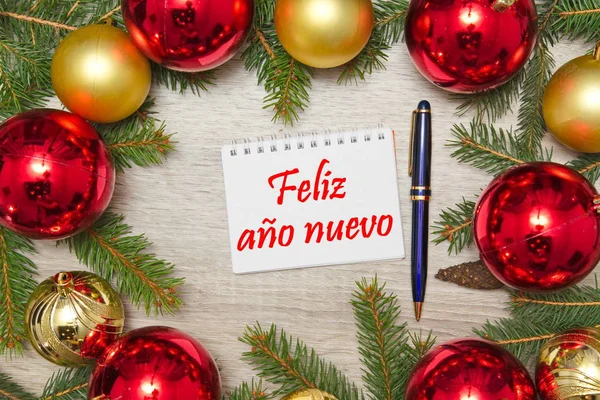 Noel dekorasyonu ile İspanyol metin Feliz ano nuevo (Happy New Year) — Stok fotoğraf