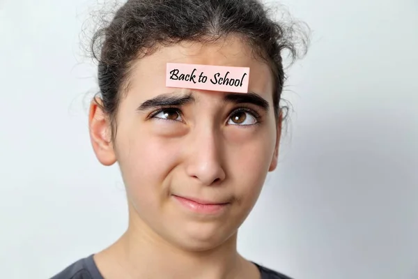 Little girl with memo posts on her forehead — Stock Photo, Image