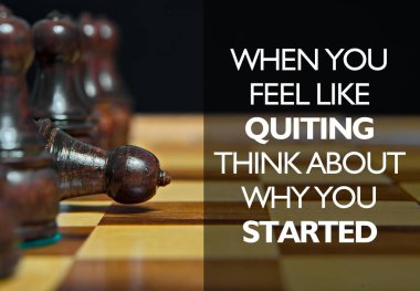 Motivasyonel mesaj ile satranç figürleri 