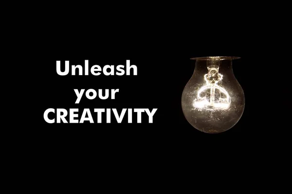 電球はあなたの創造性を放つメッセージします。 — ストック写真
