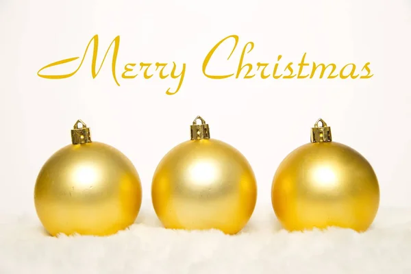 Kerst decoratie bal op witte achtergrond met tekst — Stockfoto