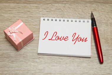 Hediye kutusu ve defter mesaj üstünde okul sırası ile