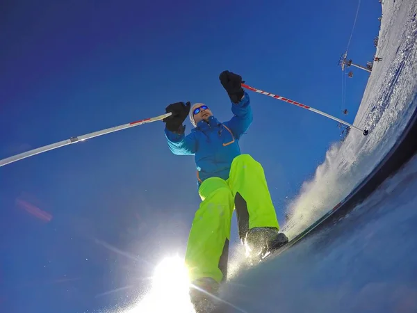 在新鲜的粉雪上滑雪的滑雪者 — 图库照片