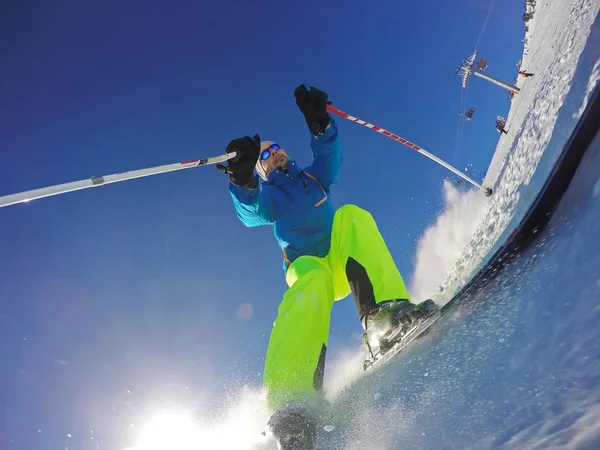 Skifahrer auf frischem Pulverschnee — Stockfoto