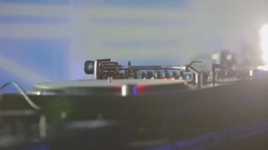 Club kadın Dj vinil üzerinde çalış