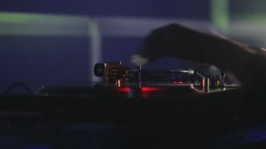 Club kadın Dj vinil üzerinde çalış