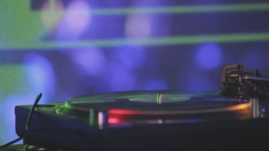 Club kadın Dj vinil üzerinde çalış
