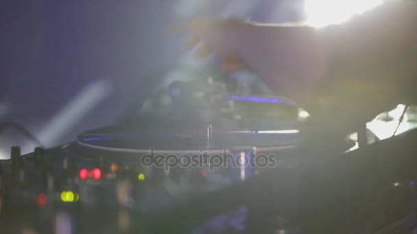 Жіночий ді-джеєм в клубі грає на вінілі — стокове відео