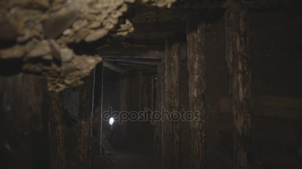 Деталь старого шахтного тоннеля — стоковое видео