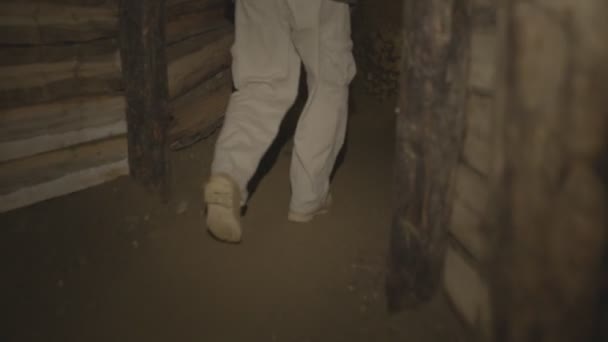 Wandelen in oude mijnen tunnel — Stockvideo