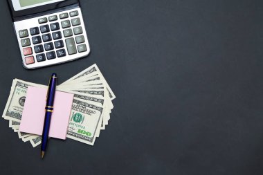 Bize dolar hesap makinesi ve defter ile siyah ofis masaları