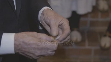 Yaşlı adam el yapımı puro hazırlar