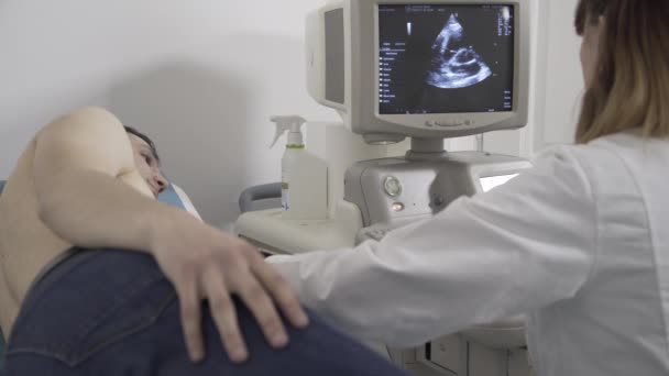 Ultrasonido del corazón en el quirófano — Vídeo de stock