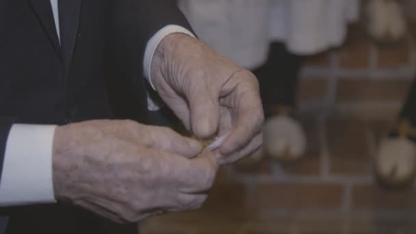 Old man prepares handmade cigar — Stock Video