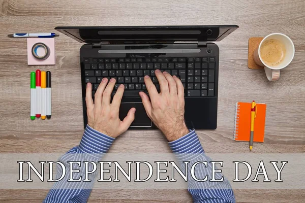 Männliche Hand tippt auf Laptop, Nachricht Unabhängigkeitstag — Stockfoto