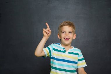 okul erkeğin arkasında blackboard ile duran