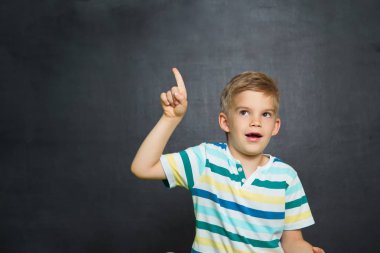 okul erkeğin arkasında blackboard ile duran