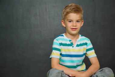 okul erkeğin arkasında blackboard ile duran