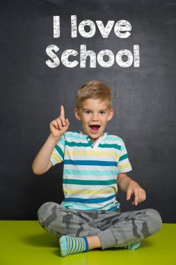 Çocuğun okul önünde kurulu metin ile ben aşk okul