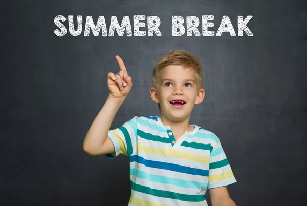Fiú előtt iskolaszék szöveggel nyári szünet — Stock Fotó