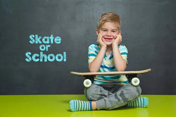 Niño con monopatín y tabla escolar con texto SKATE OR SCHOOL —  Fotos de Stock