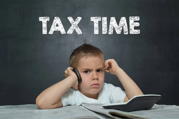 Petit homme d'affaires et journal avec texte TAX TIME — Photo