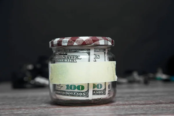 Tarro y dólares con pegatina vacía . — Foto de Stock