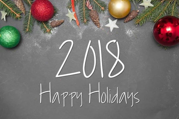 Decoración de Navidad con texto 2018 HAPPY HOLIDAYS sobre fondo gris — Foto de Stock