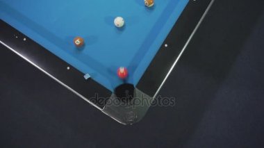 Kırmızı topu deliğe