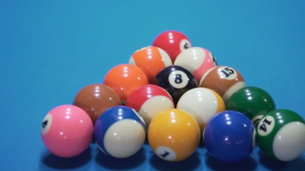 Biljardbollar på blå boj — Stockvideo