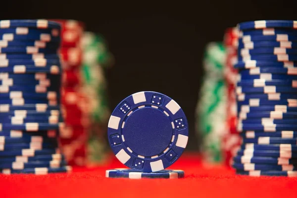 Close-up van de poker chips op de groene vilt kaart tabel oppervlak Stockafbeelding