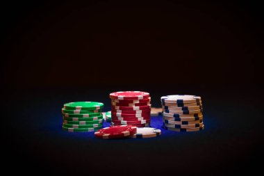Siyah arka plan üzerinde Poker çipi
