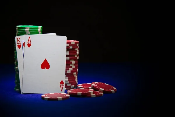 Cartão de poker King e ace na pilha de fichas de poker — Fotografia de Stock