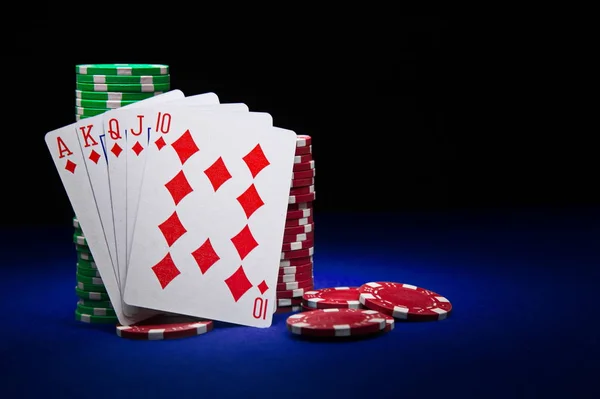 A melhor mão de poker, royal flush com fichas presas — Fotografia de Stock