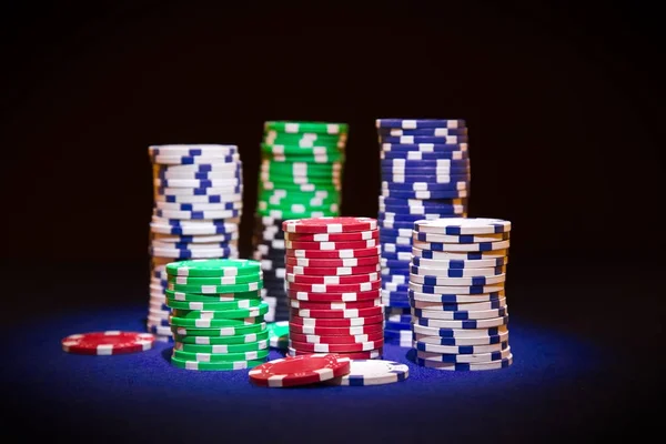 Siyah arka plan üzerinde Poker çipi