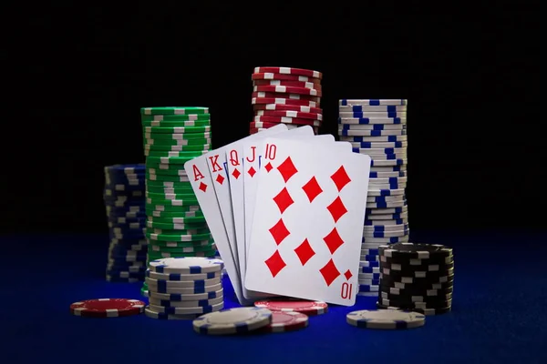 A melhor mão de poker, royal flush com fichas presas — Fotografia de Stock