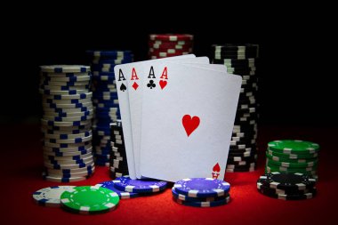Dört as poker masanın üzerindeki fişlere bir sürü.