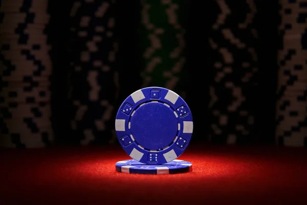 Fechar Chip Poker Azul Superfície Mesa Cartão Feltro Vermelho Com — Fotografia de Stock