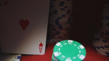 Dört as Poker fişleri üzerinde. Poker masası Casino fişleri ile