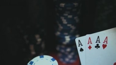 Dört as Poker fişleri üzerinde. Poker masası Casino fişleri ile