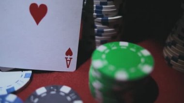 Dört as Poker fişleri üzerinde. Poker masası Casino fişleri ile