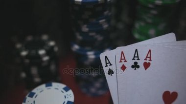 Dört as Poker fişleri üzerinde. Poker masası Casino fişleri ile