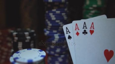 Dört as Poker fişleri üzerinde. Poker masası Casino fişleri ile